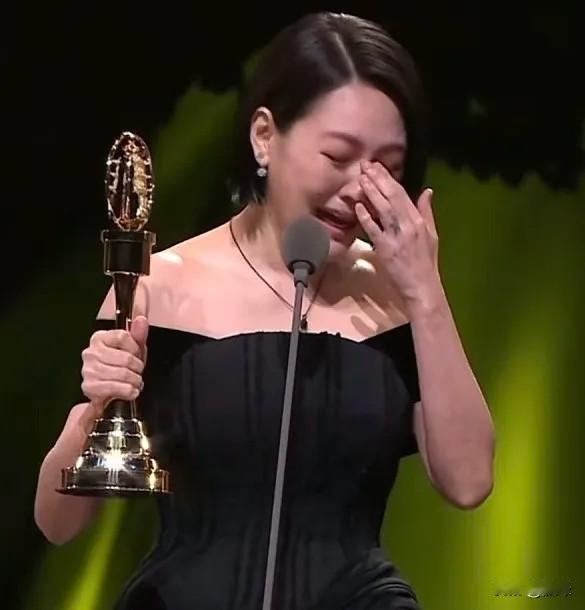 小S哭了!她如愿以偿获得今年最佳主持人奖!因为节目是姐姐大S鼓励她坚持做的，
