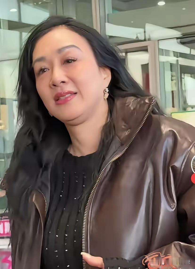 55岁钟丽缇身材发福引热议，你觉得她状态如何？最近钟丽缇在机场被偶遇，确实丰