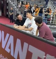 输不起！广东主场惨败广州龙狮，赛后双方主教练握手后，杜锋头也不回的径直走向更衣室