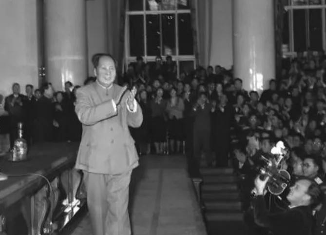 1965年，毛主席批评教育制度：“从小学到大学，一共十六七年，看不见工人怎样做工