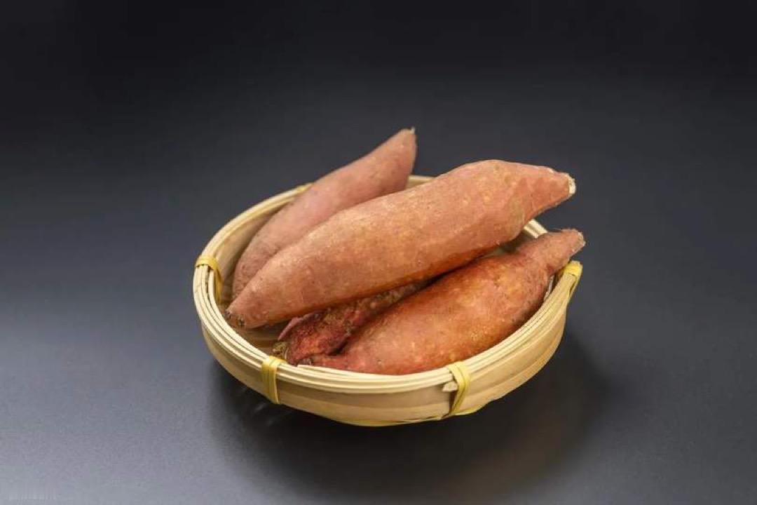 血脂一高，饭桌上第一个被端走的常常是红薯。这两天有医生专门出来澄清，红薯真不是高血脂的“催命符”。以