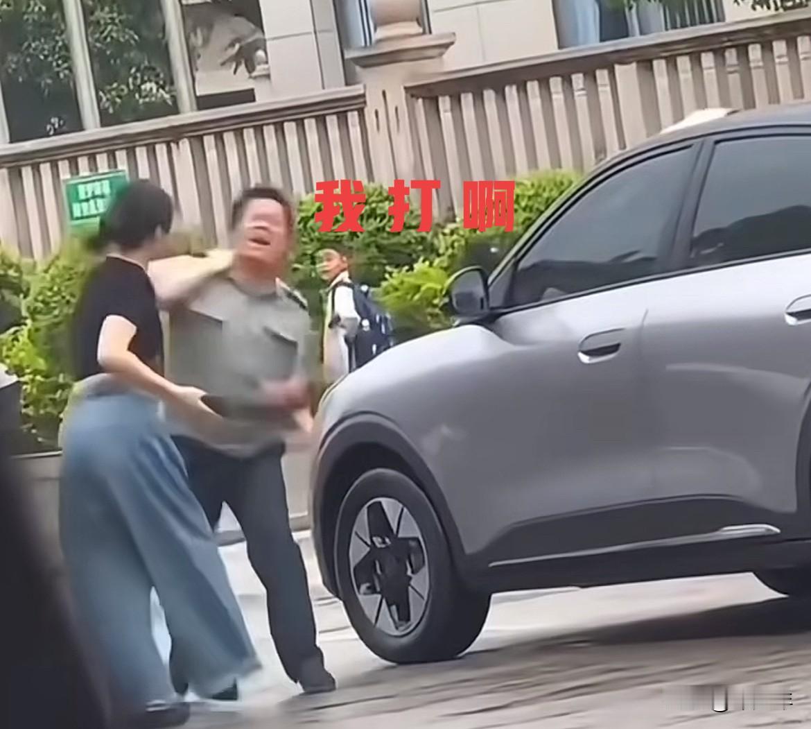 大反转！福建三明永安市女子停车踹保安，被保安扇耳光事件反转升级！一开始只看到