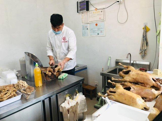 这个老板真的好戳人。开店整整15年，每天片鸭剩下的边角料全都留着喂流浪狗，狗子每
