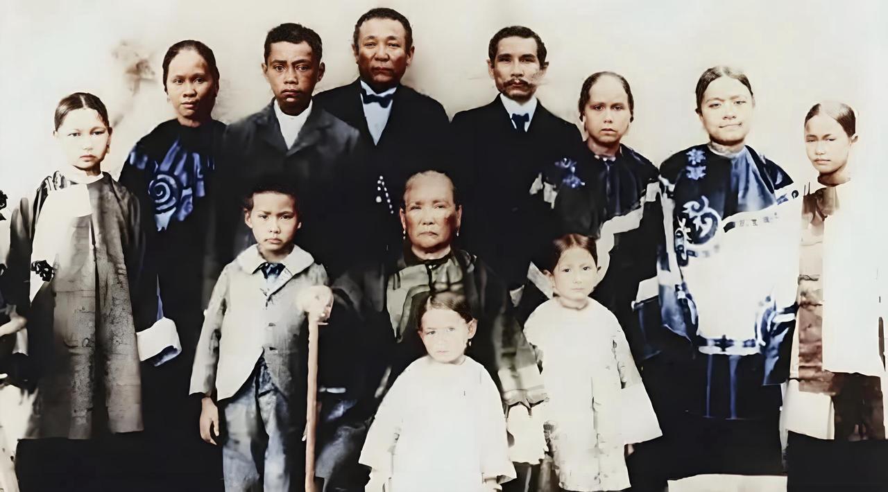 这张合影拍摄于1901年，记录了孙中山先生与家族众人在美國夏威夷欧胡岛的团聚，时