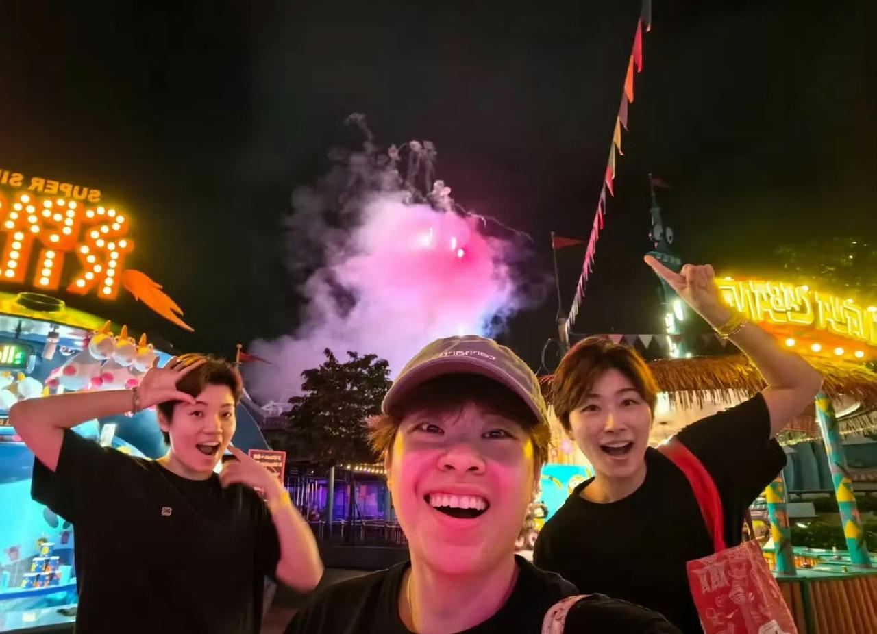 国乒主力王艺迪社媒晒出新加坡大满贯比赛期间与中国香港选手杜凯琹等好友一起游玩照片