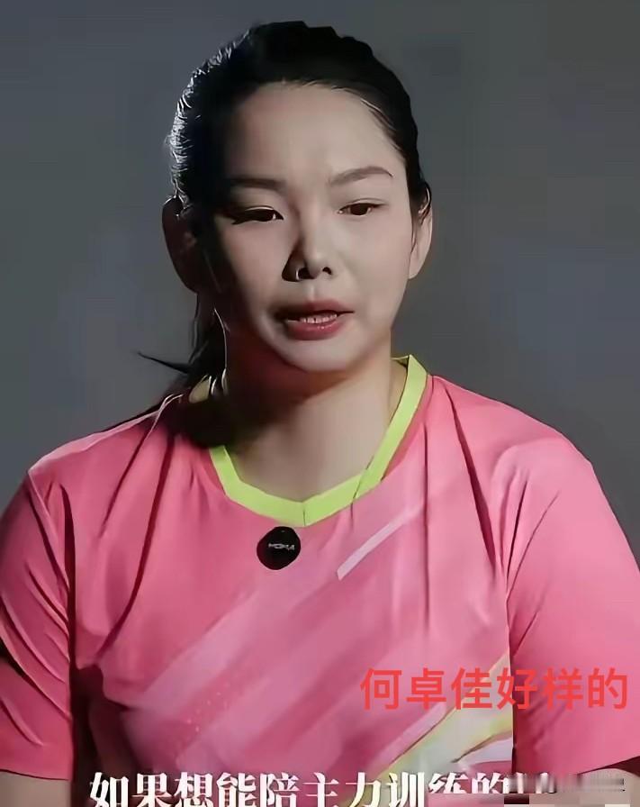 孙颖莎夺冠首抱何卓佳，别只看见冠军，更要看见幕后十年坚守孙颖莎夺冠后，第一个