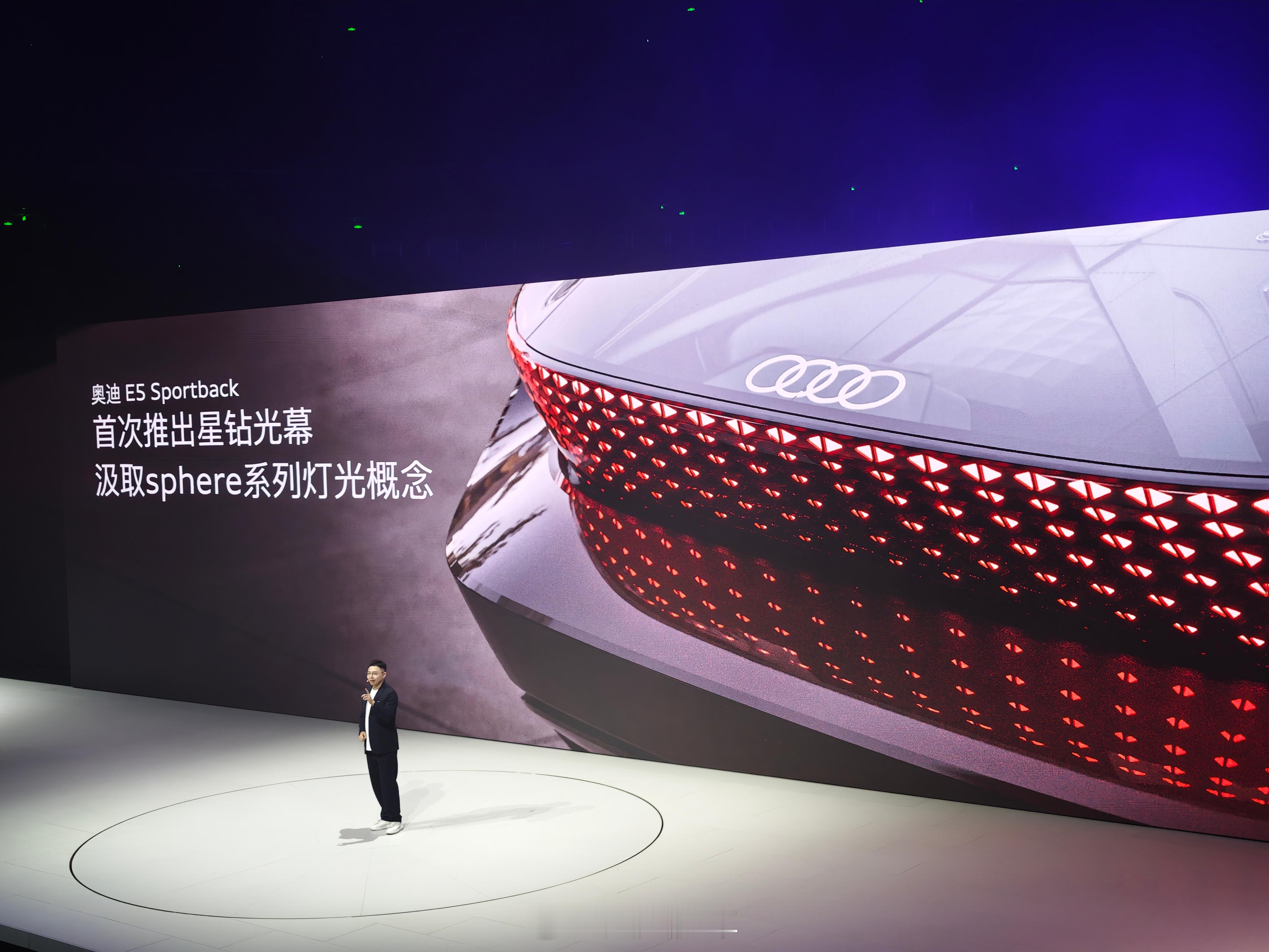 灯厂不愧是灯厂啊！900多颗led[捂脸哭]发布会这种暗光源下看真的美爆了！今年最