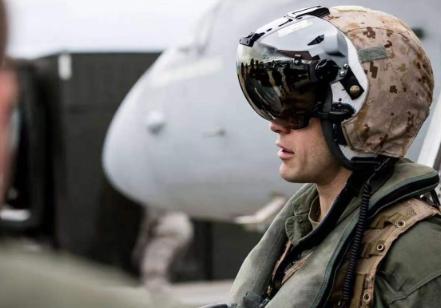 很多人不理解说，说美国为什么要冒险去营救飞行员，万一为了救1个人而陷进去更多人怎