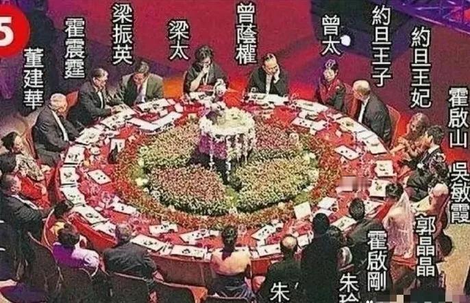 这是郭晶晶霍启刚大婚的时候的照片。桌上坐着的这一圈儿人，都是香港的头面人物。那