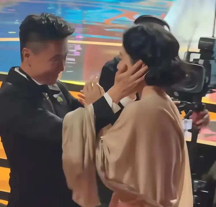 当杨紫被揭晓拿到视后的同时，身旁男士突然起身，竟然用双手托起杨紫的脸，微笑着看向