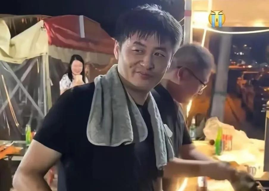 8万人同时在线是什么概念？烧烤张雪峰昨晚做到了。他只要动动手指，一场直播足够