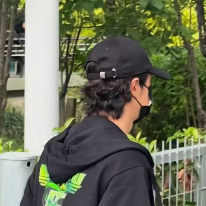 王一博上海赛车场试车路透报！！！！！博帝的卷毛还在！在试车了！在试车了！车了！！