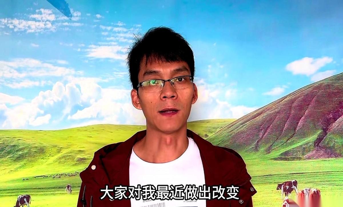 讲真，看到唐尚珺红着眼睛说要直播带货的时候，我心里咯噔一下。一个37岁的大一新