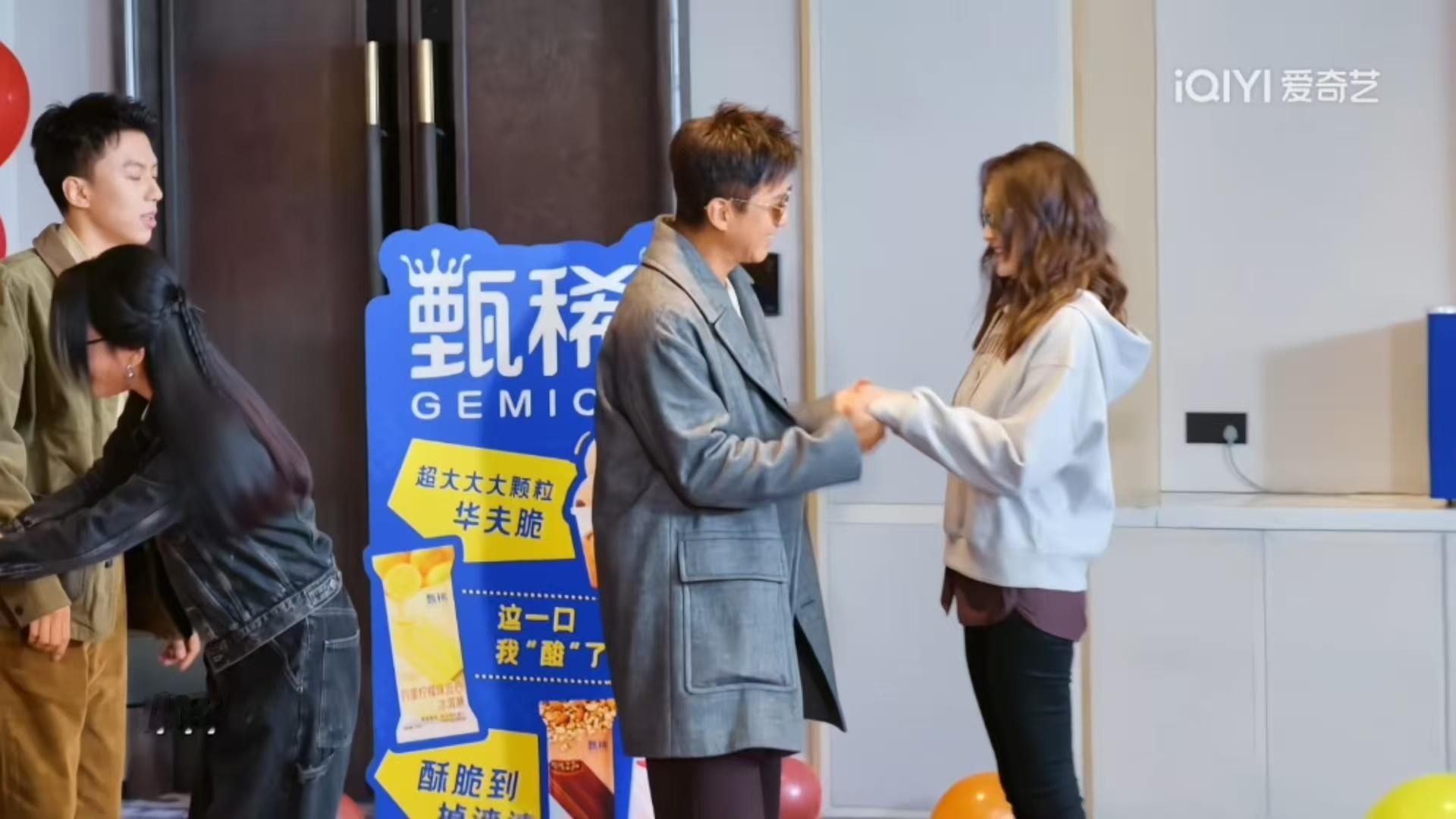 邓超刚放话，李小冉秒回：来啊谁怕！臭鱼鬼屋姐都陪你玩。鹿晗赶紧补一句姐姐。小冉姐
