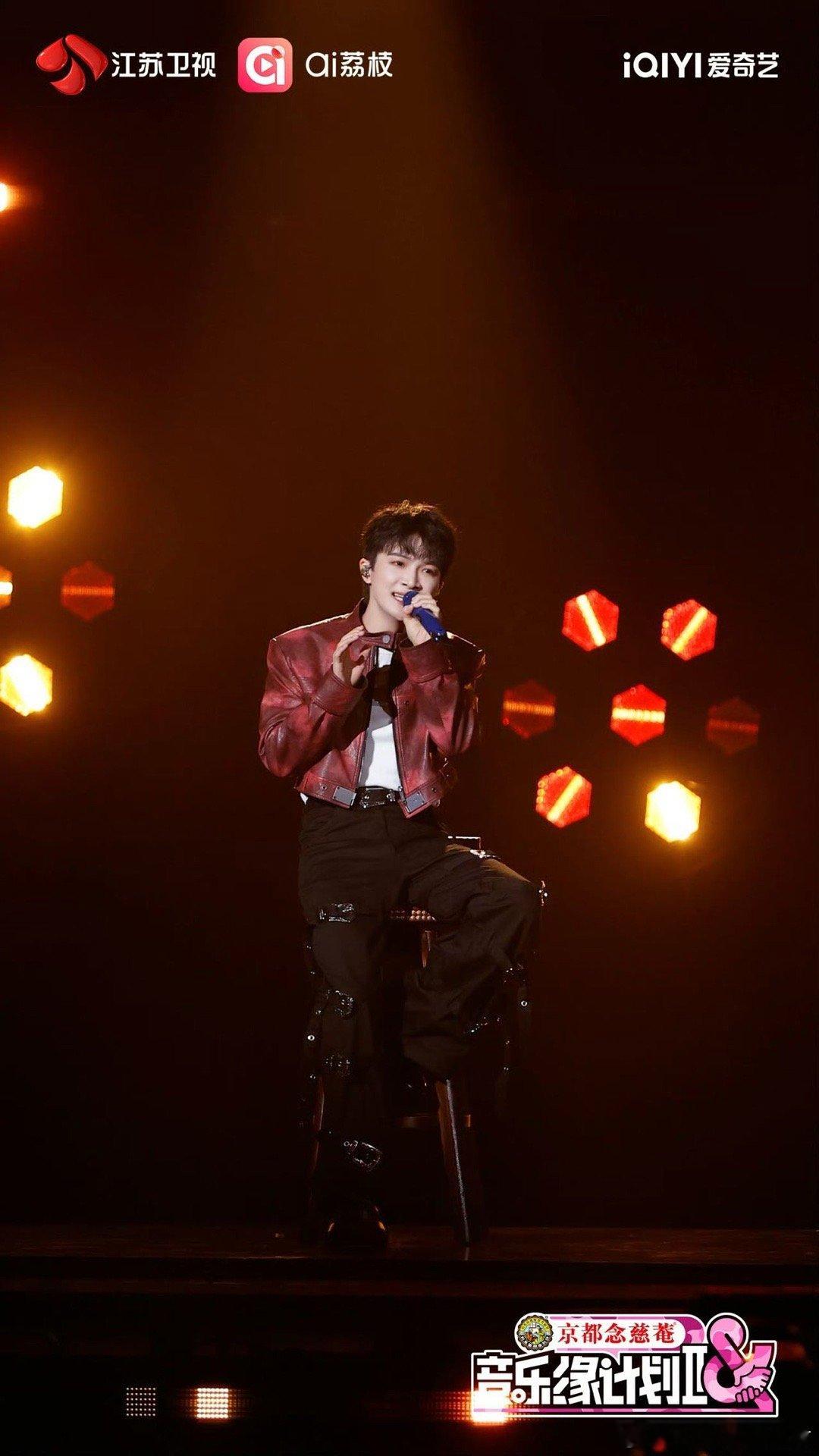 周深上一首破碎人夫下一首野猫挠人从卑微人夫到“野猫”挠人，周深一周内完成情感极