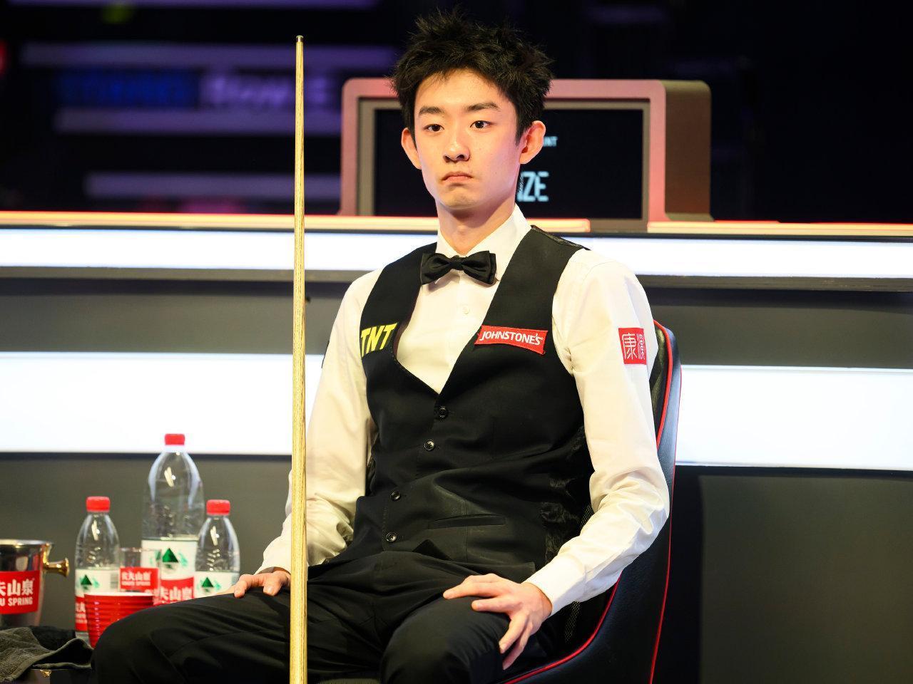 太可惜了！吴宜泽决胜局防守失误，痛失好局，无缘决赛。比赛一开始双方各自赢下2