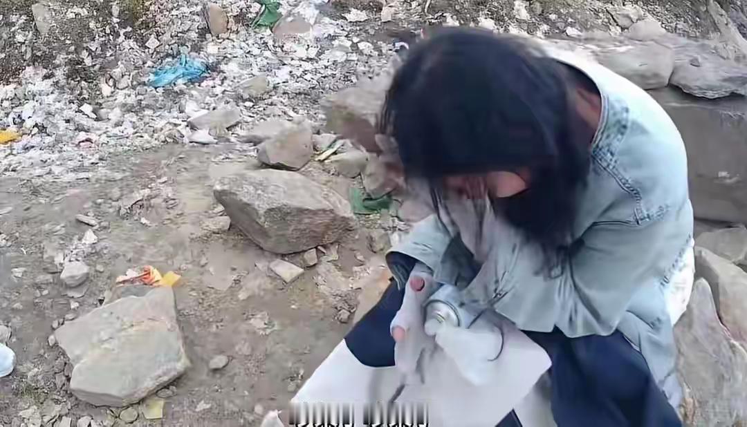 别人都戏语防火防盗防闺蜜在进藏的318公路边一个美女被耍了8年的男朋友和闺蜜