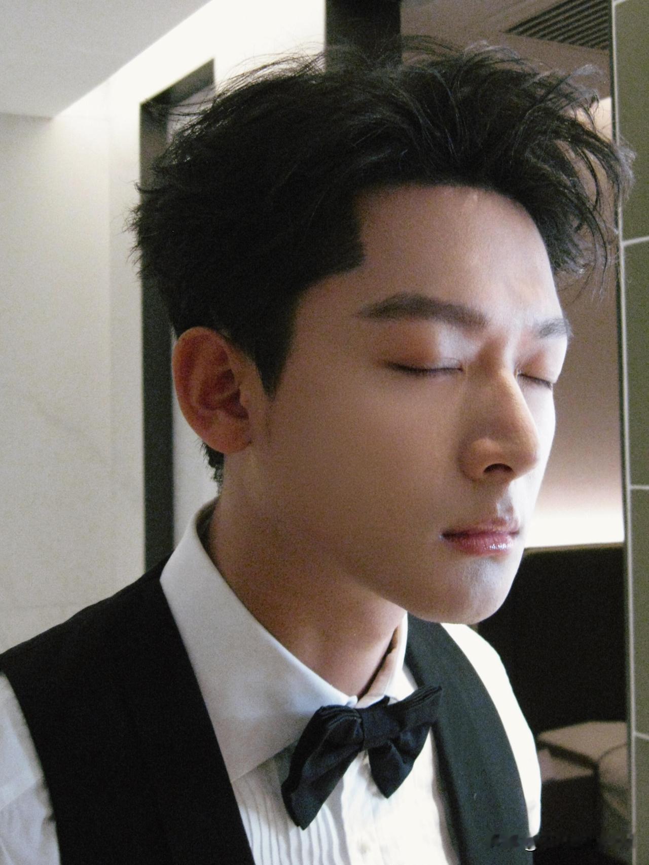 2月20日，张晚意发文说：“吃饭前想先说一件事情，今天自驾游vlog请假一天可以