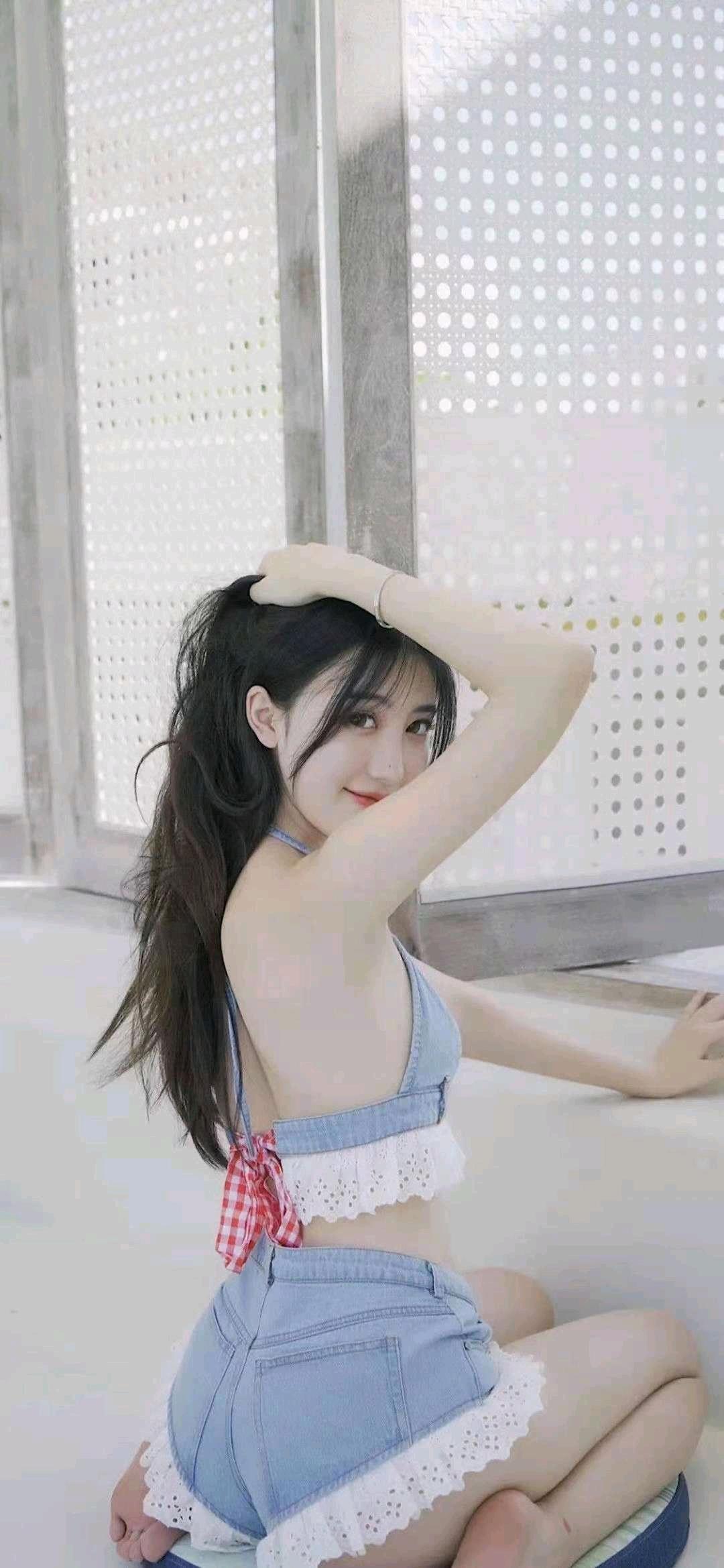 笑话：刘三在公园散步，并排走着一位穿着低胸小衫，超短裙的女士，该女士边走边看手机
