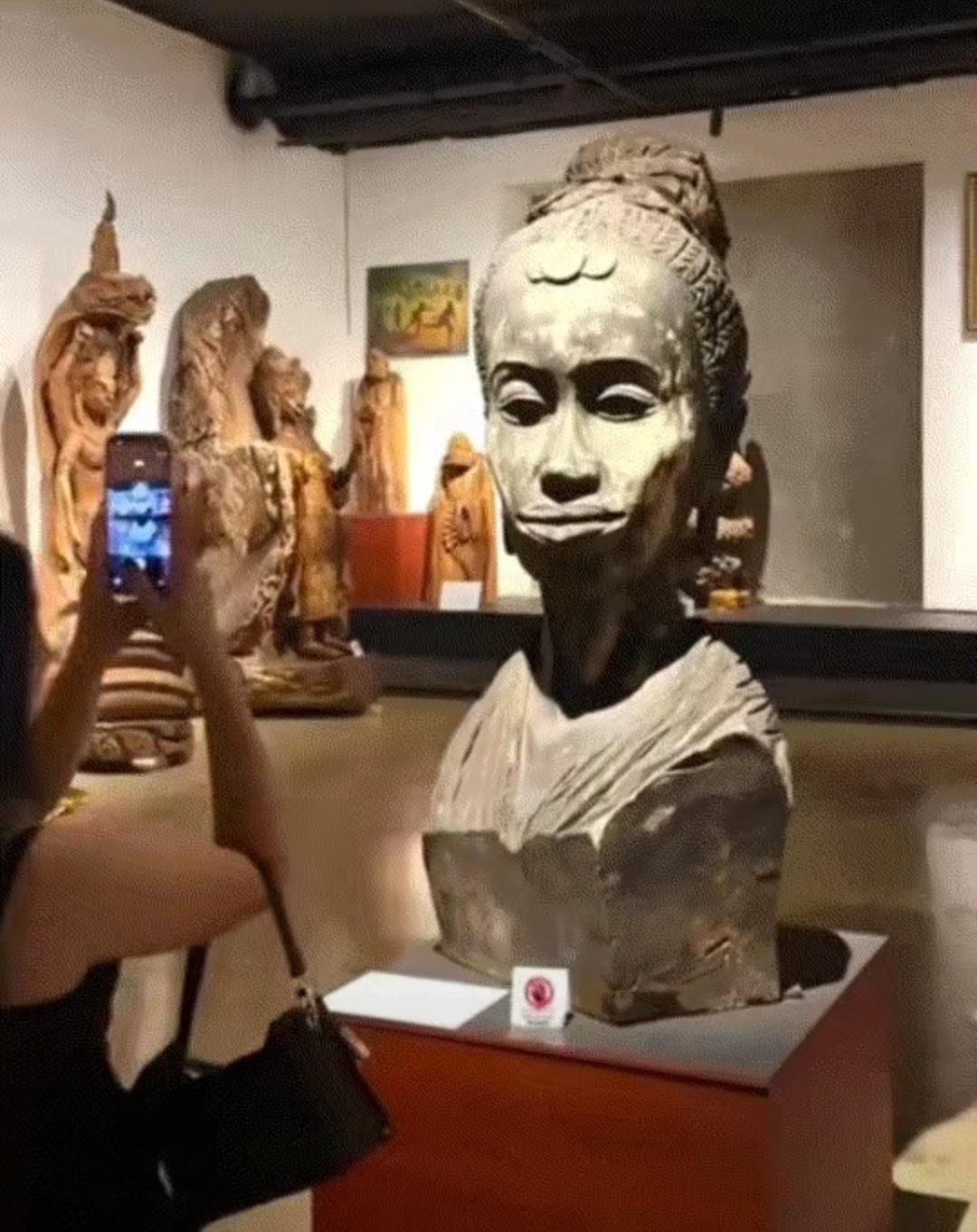 万万没有想到，女子和闺蜜一起去博物馆参观文物，结果二人参观过程中，就注意到一个古