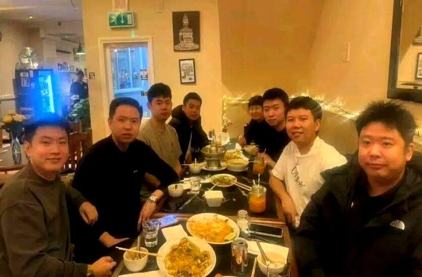 赵心童连拿两个冠军后，悄悄做了一件事。他把肖国栋按在自己旁边的座位，说大哥