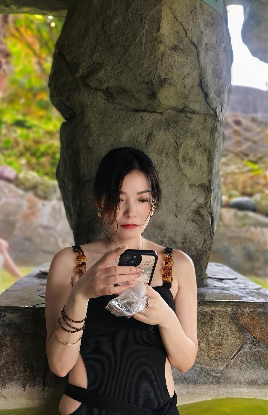 在山间温泉中，享受宁静时光，与自然亲密接触。