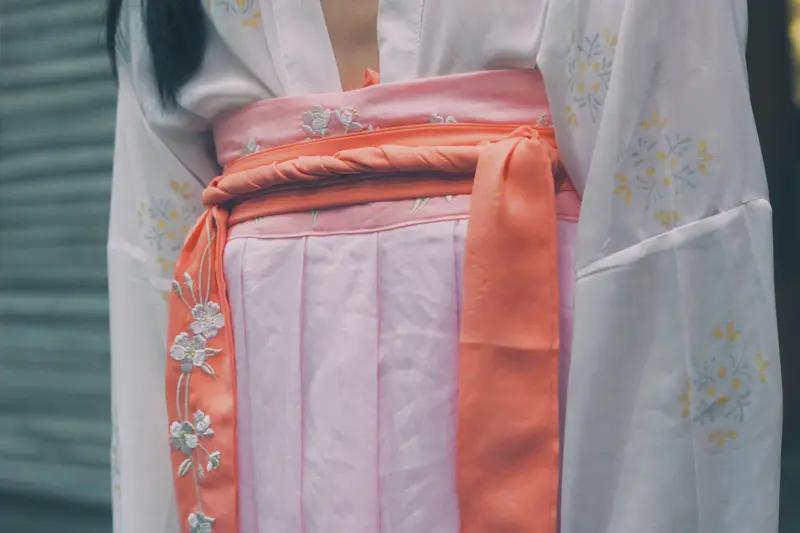 汉服文化备受欢迎，那可是大有道理的。它融汇了中华几千年服饰审美、造型设计等众多元