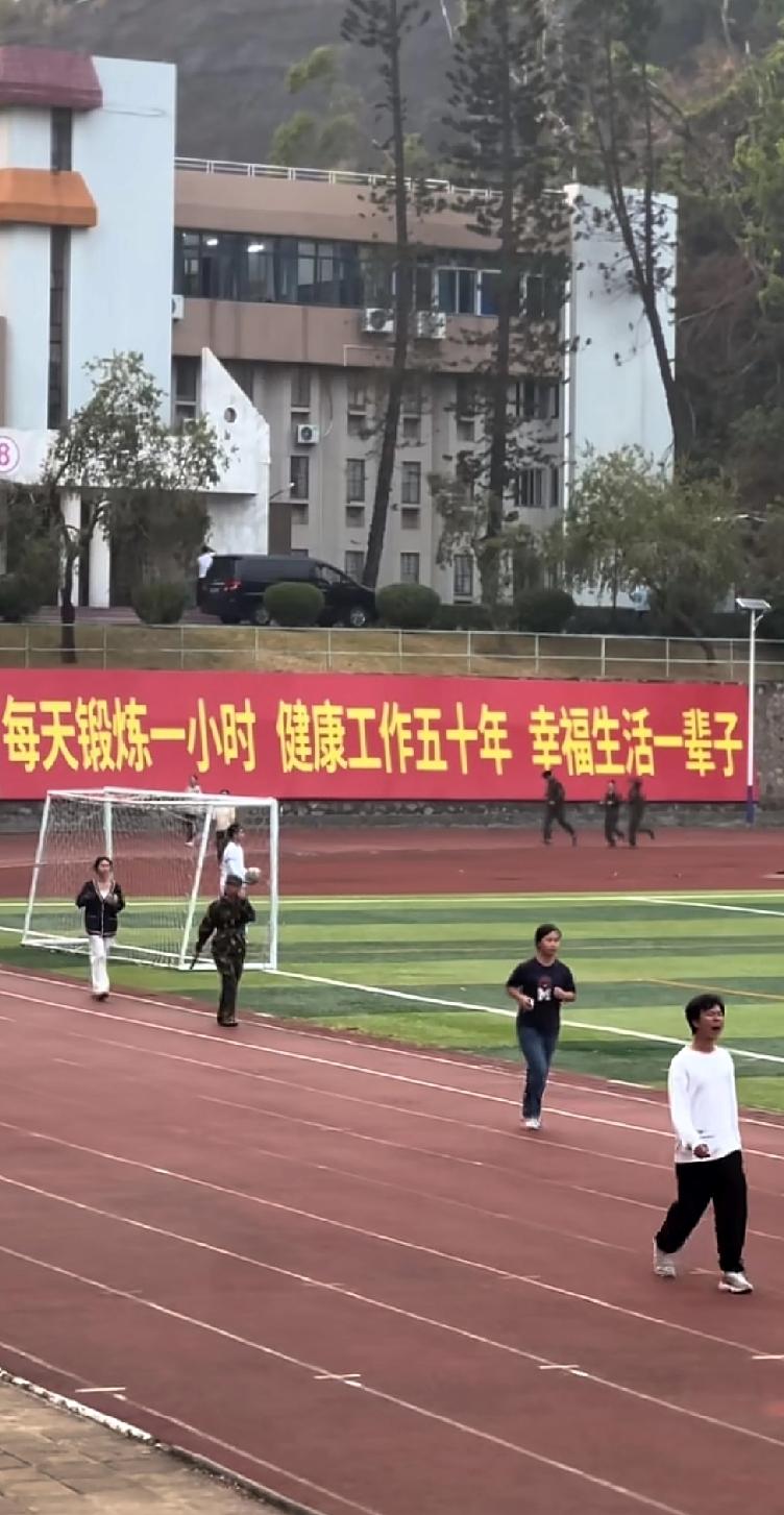 最近，一位经常在体育场跑步的朋友发布了一张照片，引起了网络上很多人的评论，评论的