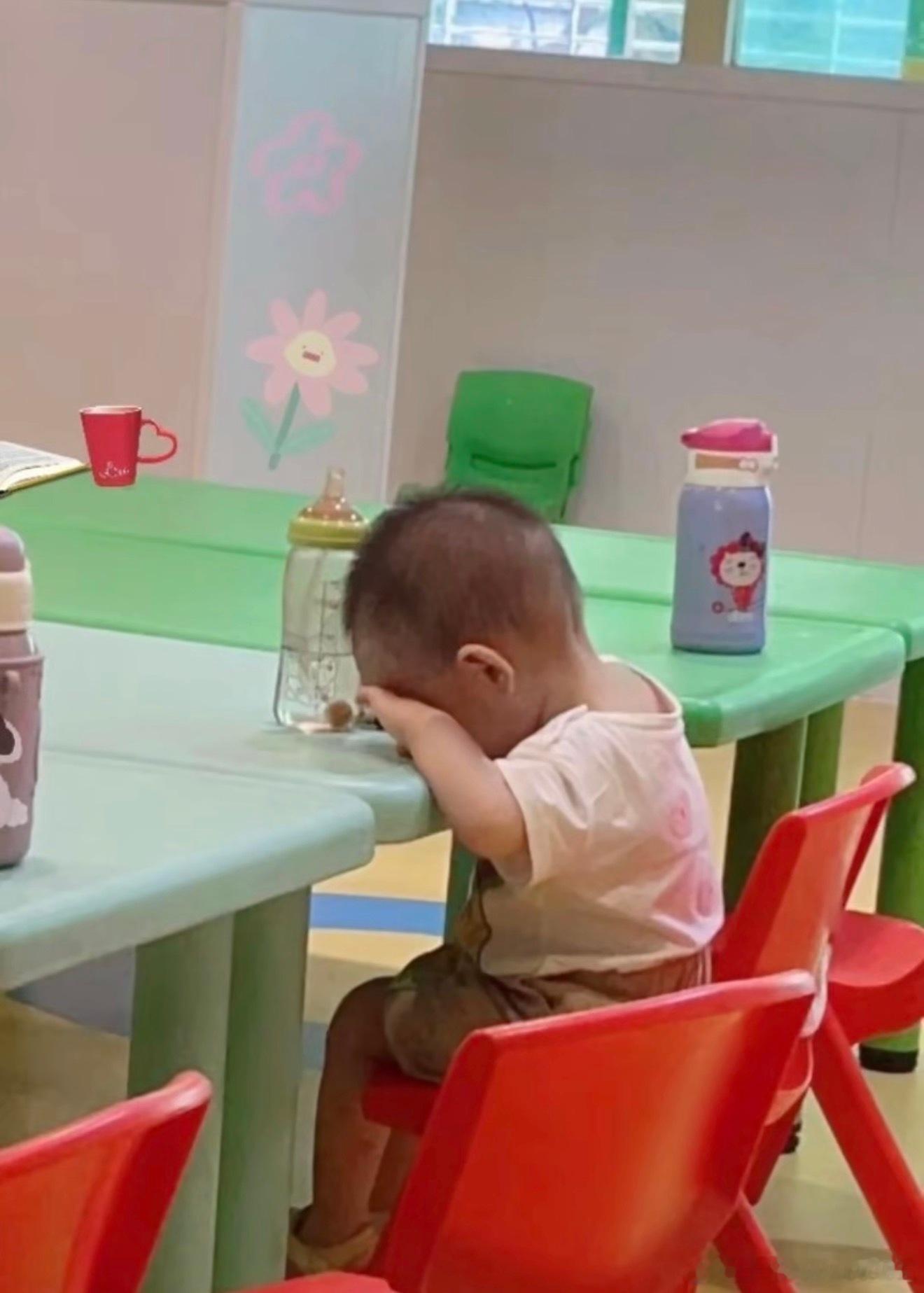 幼儿园里别人是水杯！他是奶瓶[哭哭][哭哭][哭哭]小可怜！​​​