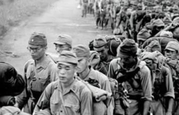 1946年，义勇军第一支队在通化城内，抓获了3000多名日军俘虏，把他们押到冰河