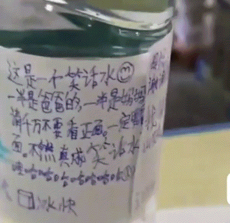 四川，一8岁男孩开家长会，本是孩子妈妈去参加家长会的，但因妈妈临时有事就替换成了