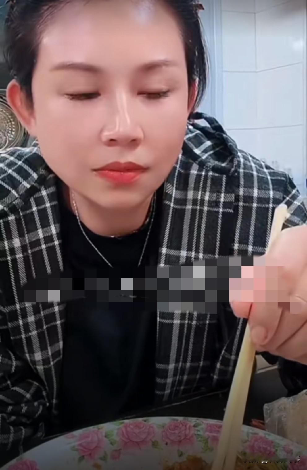 驴姐婆婆看到孩子抢玩具视频，劝告驴姐离开大院！驴姐婆婆刷