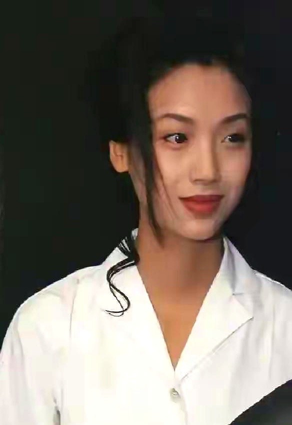 当年跟刘德华传过绯闻，如今走在街头，怕是都没人认得出来。她现在的样子，早没了当年惊艳的明星脸。眼角生