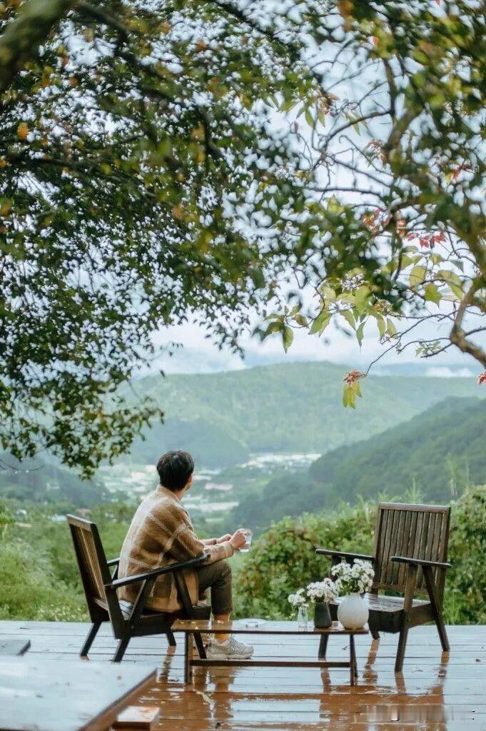 1. 纵有万般低谷，也要向阳而生，前路漫漫，终有繁花。2. 不必追光，你我皆是