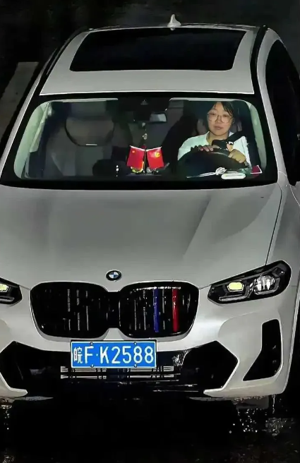 发型没乱，没笑，副驾驶也没有人，安全带系了，怎么就违章？
