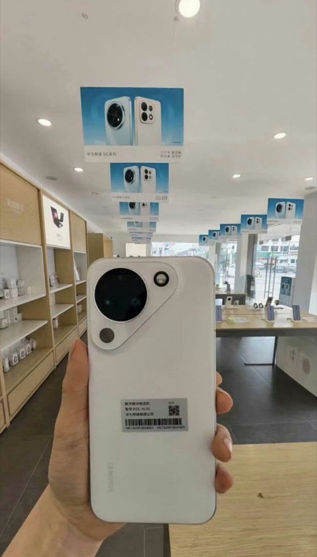 难怪之前余总批评团队没有审美了，看看Pura90标准版的真机，图二是最右边那个