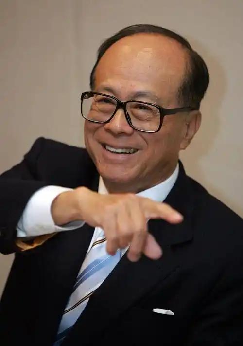 我预料到了李嘉诚会道歉，我也预料到了李嘉诚会解释，但是万万没想到，李嘉诚竟然对