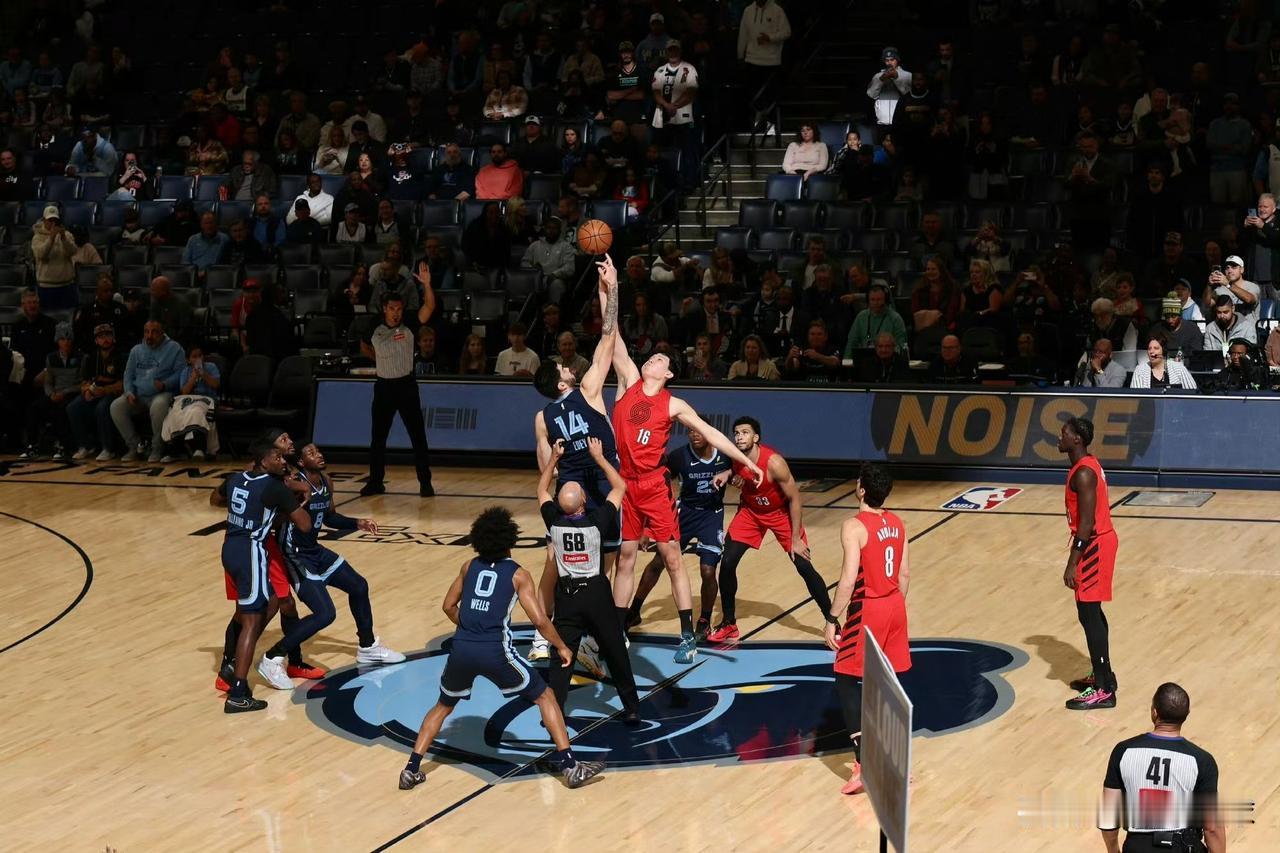 3分钟2犯！杨瀚森首发“出师不利”！今天开拓者对阵灰熊的比赛，杨瀚森迎来生涯