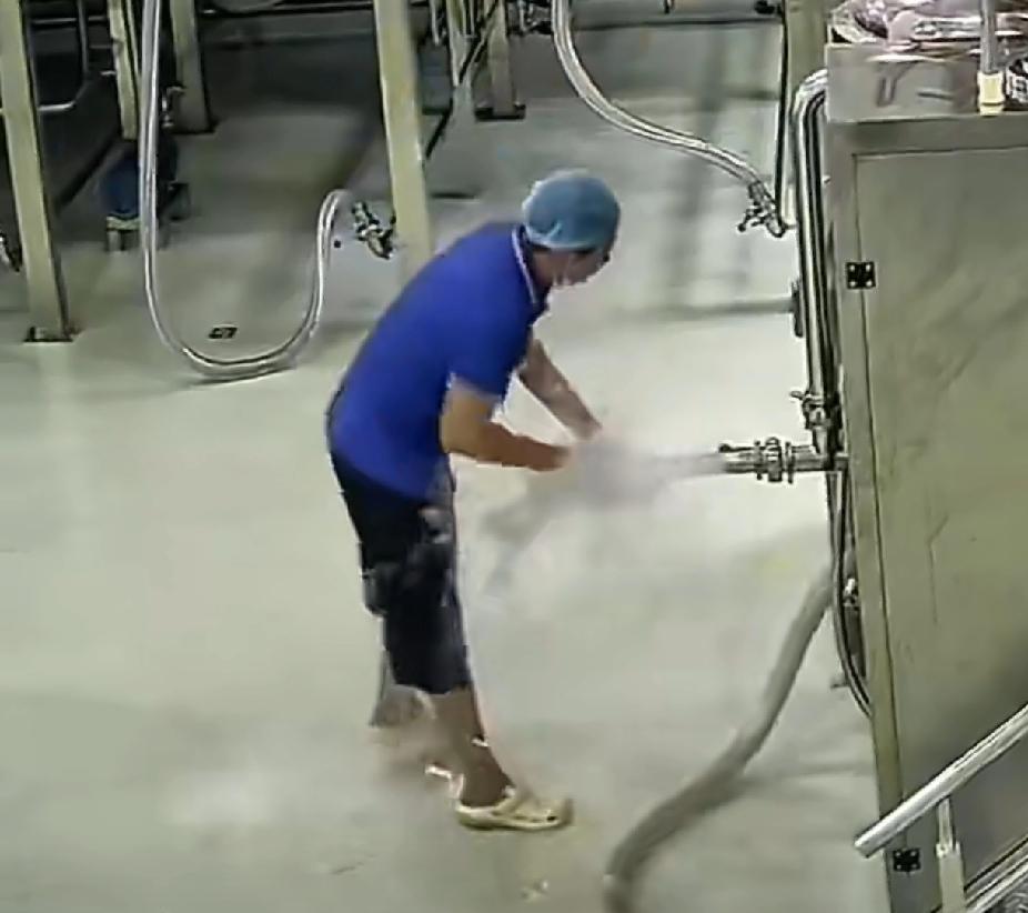 这个男子太惨了,差点小命没了,他在上班的时候突然遭遇机器故障,热水器的管子