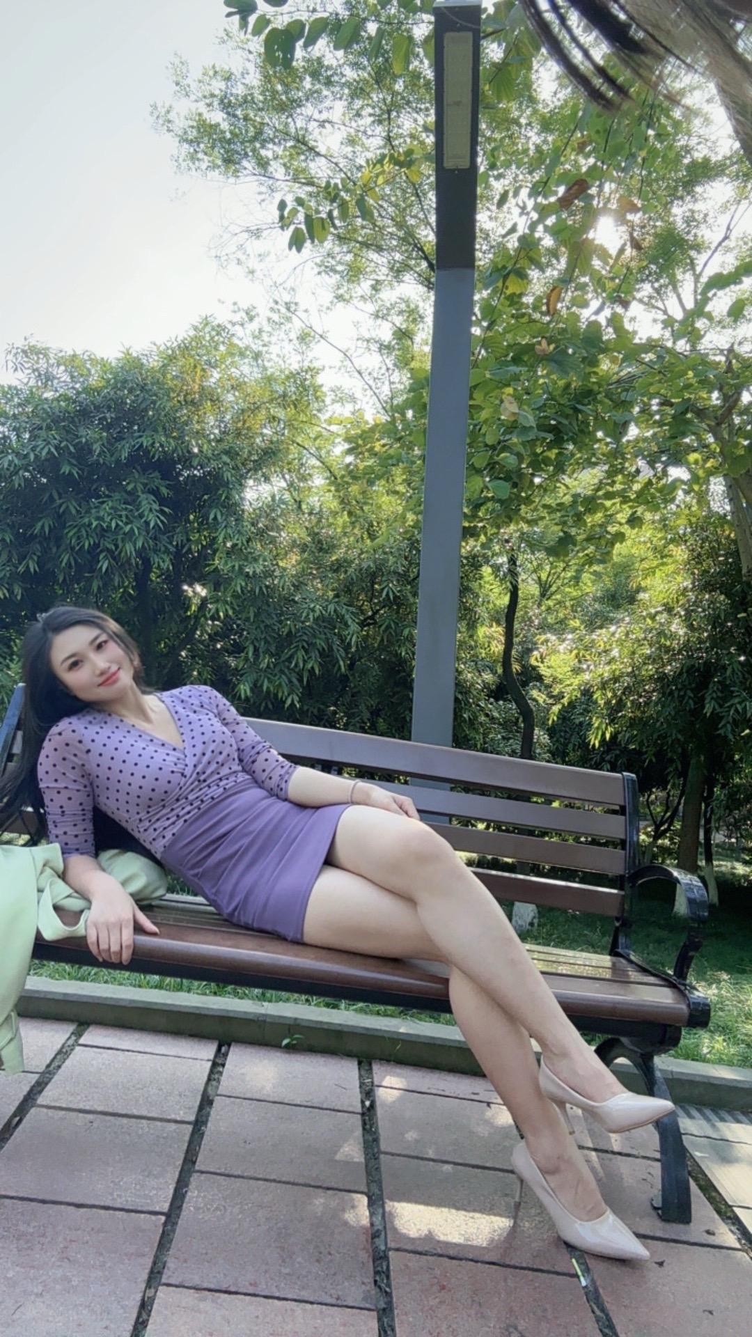 ‘’不喜欢我的让一让；叫喜欢我的上前来‘’助手抖音长椅佳人户外休闲佳人