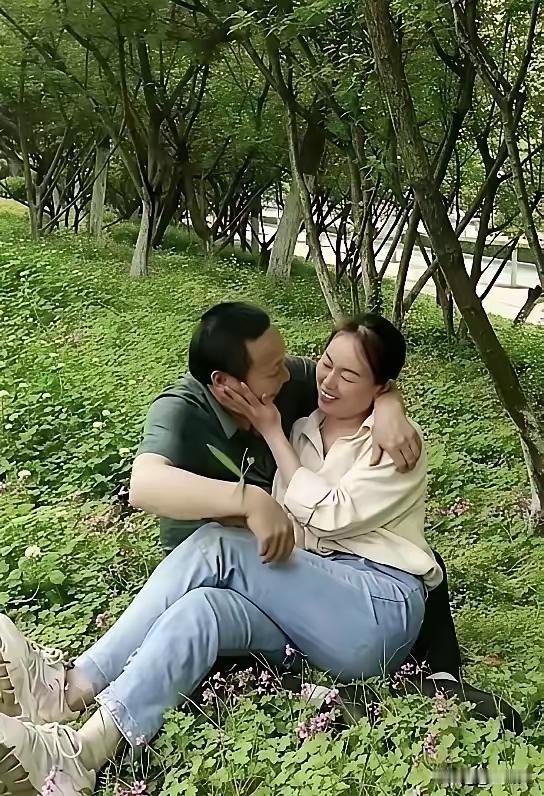 湿地公园偷拍，这俩位是不是俩口子呢，都这个年龄了，还这样秀恩爱。