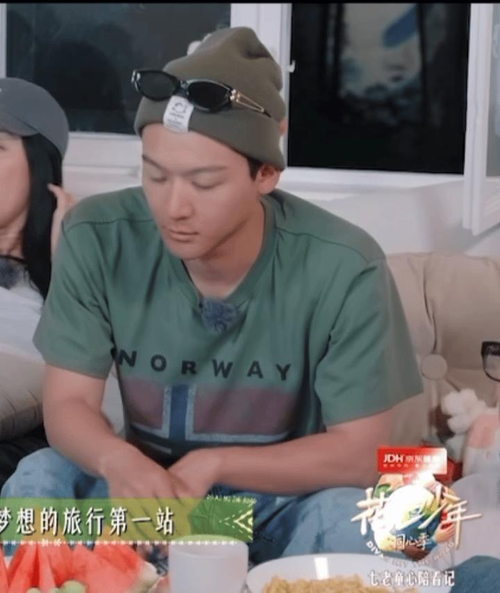 《花少》七人团，怎么只有张晚意一个人黑成了当地人!看他带的行李真的要被他笑死