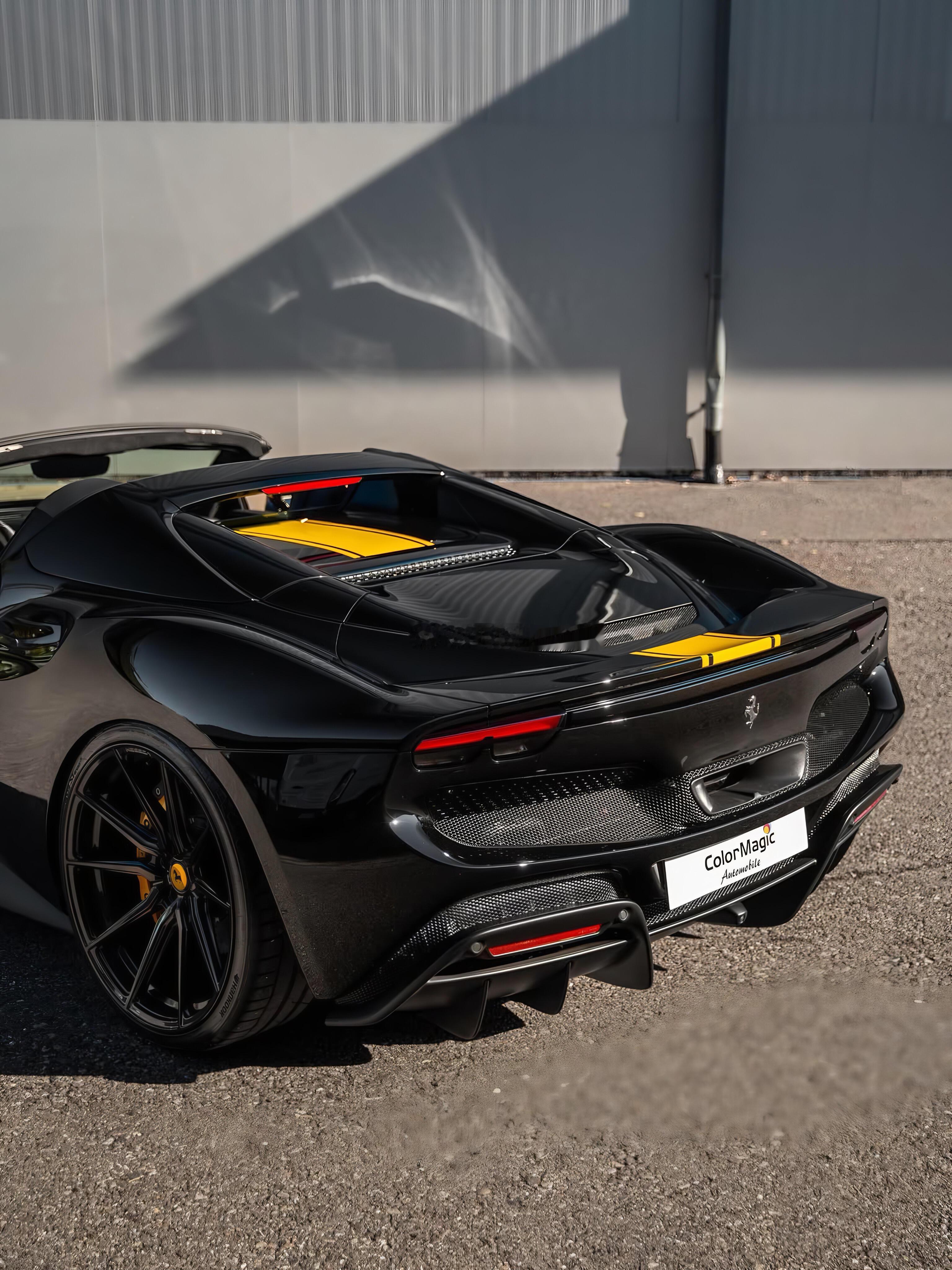 暗夜玄黑·曜黄跃动｜法拉利296GTS，黑黄交织，是跃马最野的浪漫。法拉利