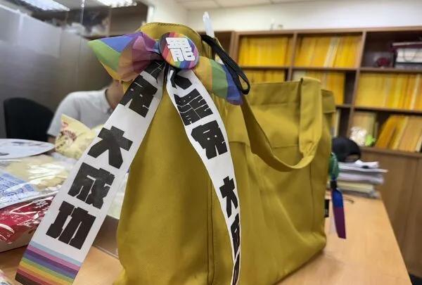 警卫要求拔下“大罢免大成功”飘带　她向韩国瑜叫嚣：立院搞戒严？绿委陈培瑜今天（