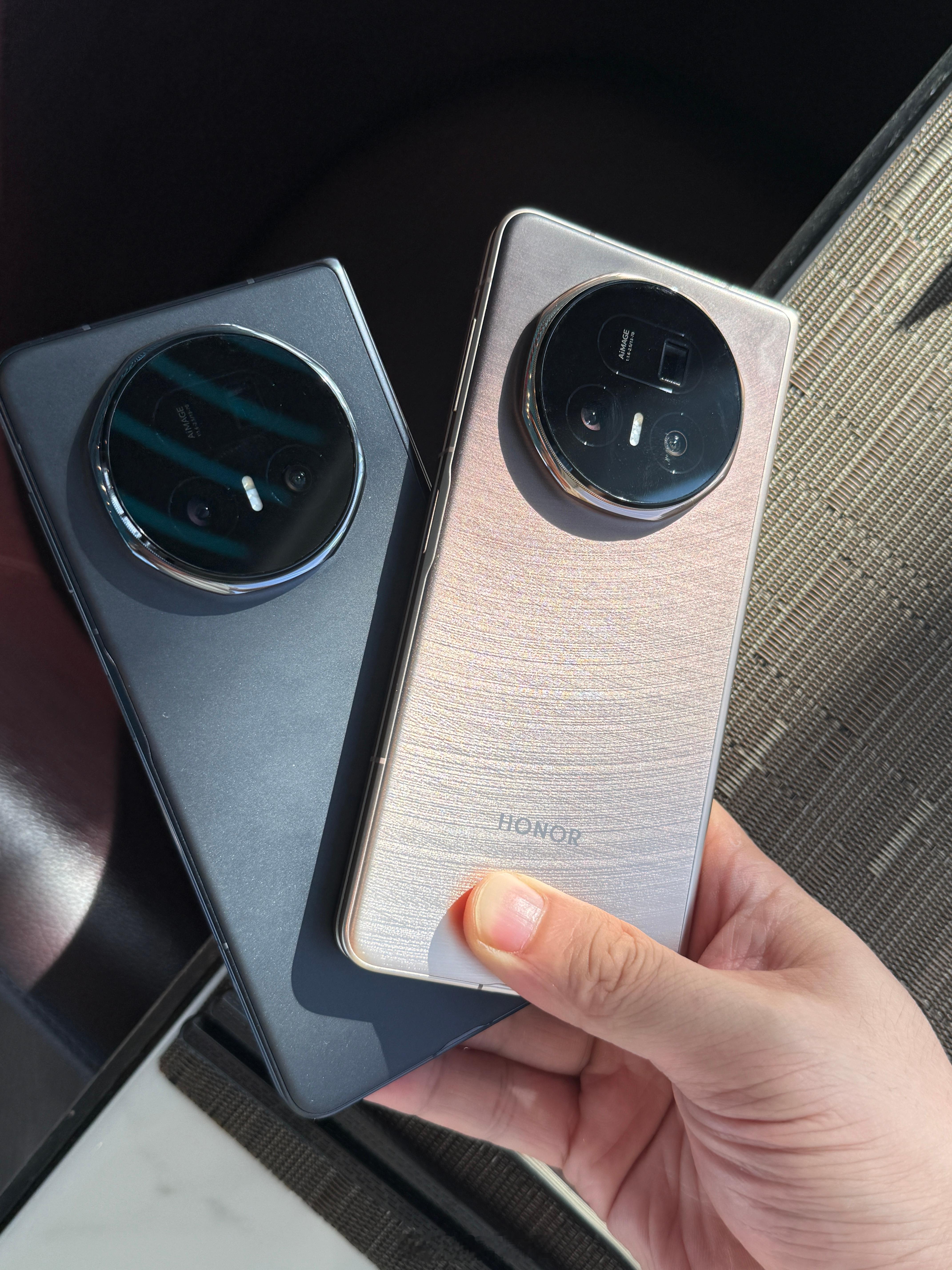 带着荣耀MagicV5去参加发布会啦！跟餐刀一比是不是真挺薄的？！​​​