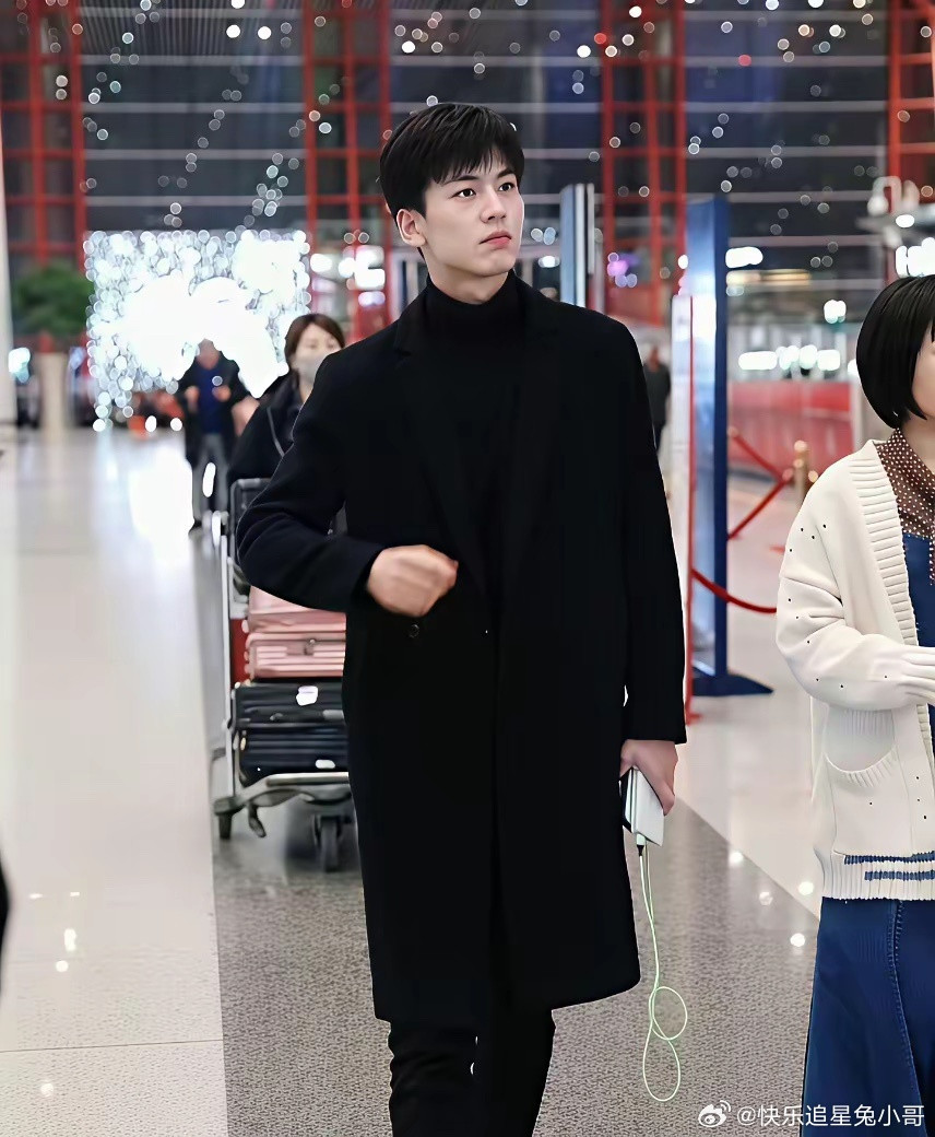 张凌赫未出道前机场照曝光，这颜值跟现在比你们觉得差别大不大？