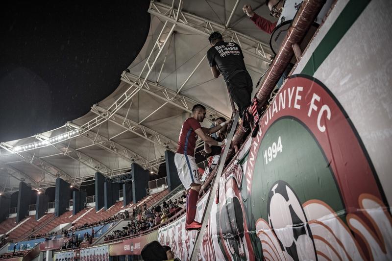 青岛海牛保级成功，这结果既惊险又在情理之中。11月22日中超末轮，排名倒数第三的