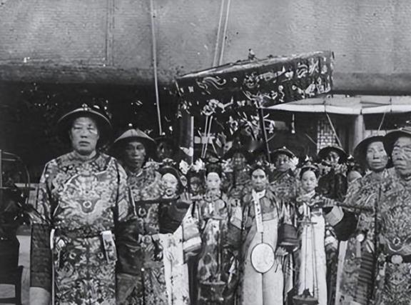 清朝太监回忆：妃子洗澡从不用手和避讳太监，十分侮辱人。中国最后一个太监孙耀庭回忆