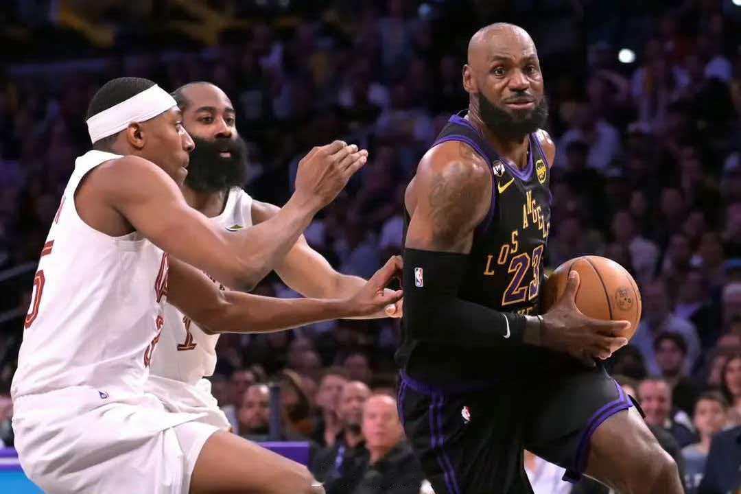 曝詹姆斯或将重返骑士今日，NBA记者BrandonRobinson撰文报道了骑