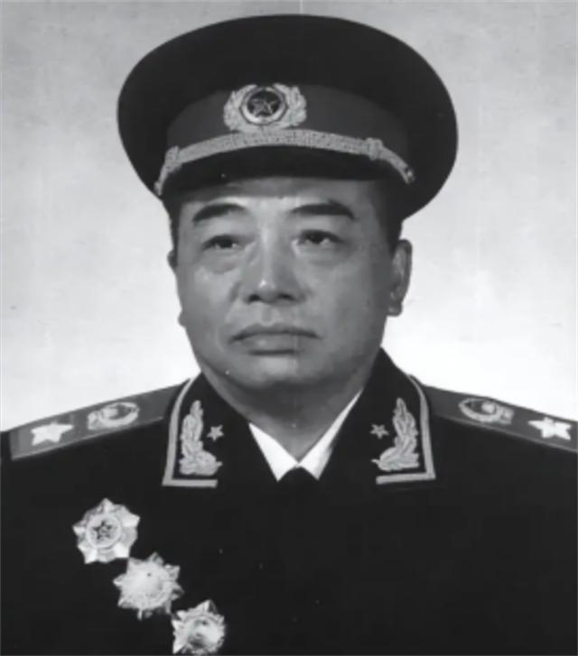 1965年，彭德怀一边抽烟，一边固执地对毛主席说道：我还是回乡当我的农民